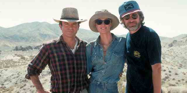 Sam Neill und Laura Dern posieren mit Regisseur Steven Spielberg für "Jurassic Park" 1993.
