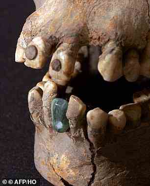 Der Schädel der Frau wurde in der Nähe der antiken Ruinen von Teotihuacan in Mexiko in einer Stadt namens San Juan Evangelista gefunden
