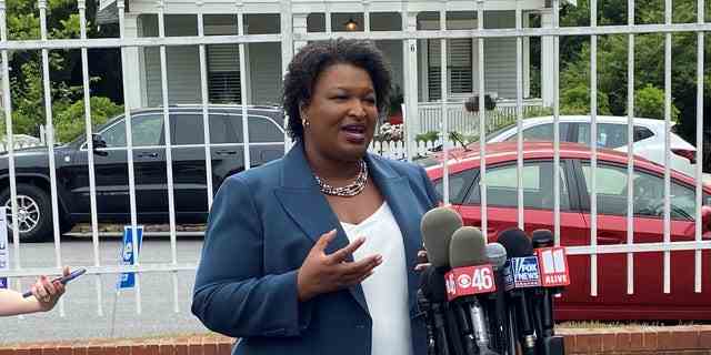 Die demokratische Gouverneurskandidatin Stacey Abrams spricht am Vorwahltag in Georgia, am 24. Mai 2022 in Atlanta, Georgia, zu Reportern 