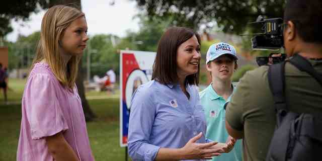 Katie Britt, Kandidatin für den Senat von Alabama, steht neben ihrem Sohn und ihrer Tochter, als sie nach der Abstimmung in Montgomery am 24. Mai 2022 mit Medienvertretern spricht.