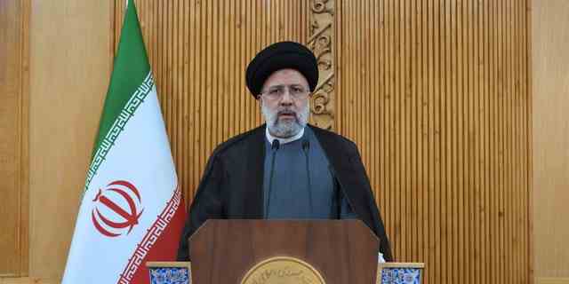Der iranische Präsident Ebrahim Raisi spricht, bevor er am Montag, den 23. Mai 2022 den Teheraner Flughafen Mehrabad für eine Reise in den Oman verlässt. (AP Photo/Vahid Salemi)