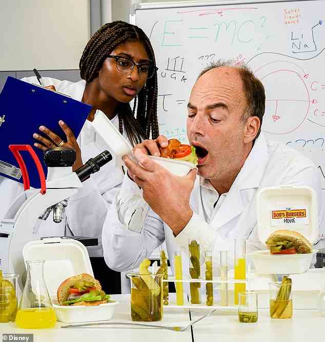 Professor Charles Spence, ein Lebensmittelwissenschaftler und experimenteller Psychologe, berichtete, dass Gewürzgurken die „oral-somatosensorische Erfahrung“ beim Essen eines Burgers steigern.