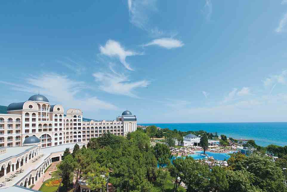 Das Riu Helios Paradise ist „ein Vier-Sterne-Gigant in Terrakotta mit 597 Zimmern“, schreibt Thomas.  Ein Hotel, das „ein wenig dem Möbellager von Harrods an der Themse ähnelt“