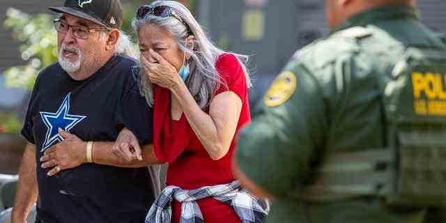 Eine Frau weint, als sie am Dienstag, den 24. Mai 2022, in Uvalde, Texas, das Uvalde Civic Center verlässt.