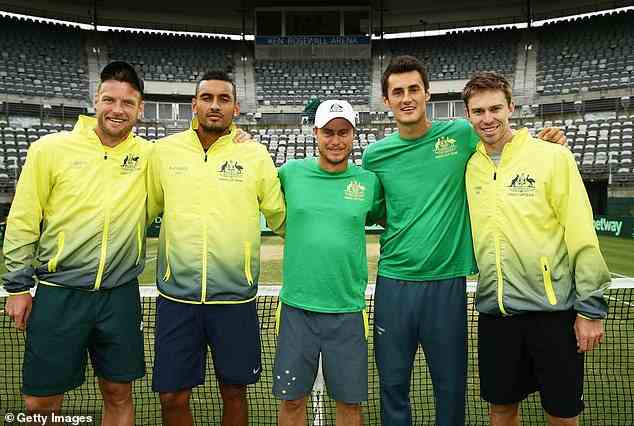 Kyrgios (zweiter von links) und Tomic (zweiter von rechts) nach dem Gewinn eines Davis-Cup-Playoffs für Australien im Jahr 2016