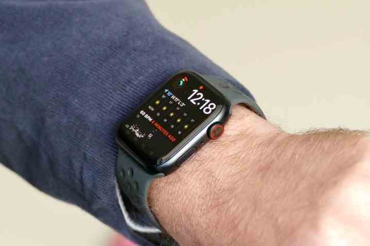 Ein Mann mit einer Apple Watch Series 7 mit dem Modular-Zifferblatt.