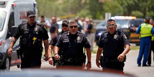 Die Polizei geht nach einer Schießerei am Dienstag, dem 24. Mai 2022, in der Nähe der Robb Elementary School in Uvalde, Texas, vorbei.
