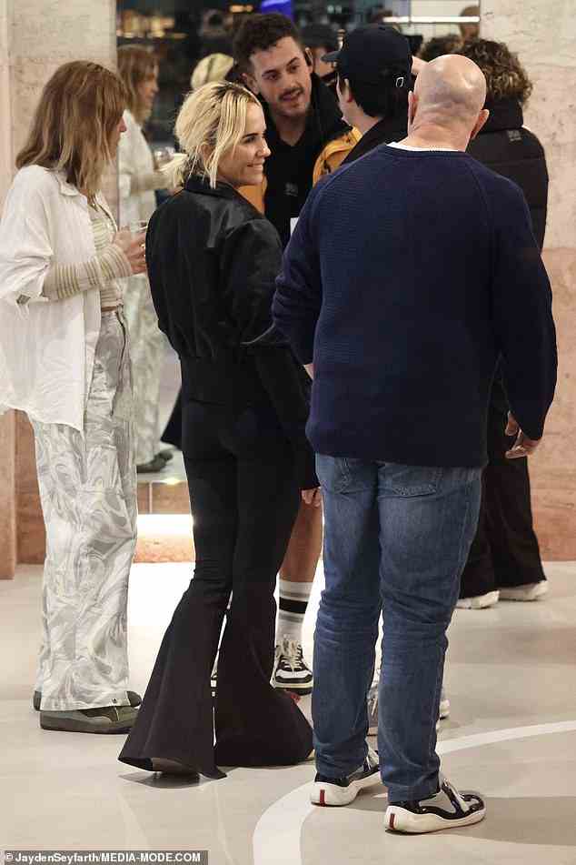 Großer Moment: Die 42-Jährige und ihre Mitbegründerin von PE Nation, Claire Tregoning, sahen verzückt aus, als sie die Gäste in The Galeries in George St