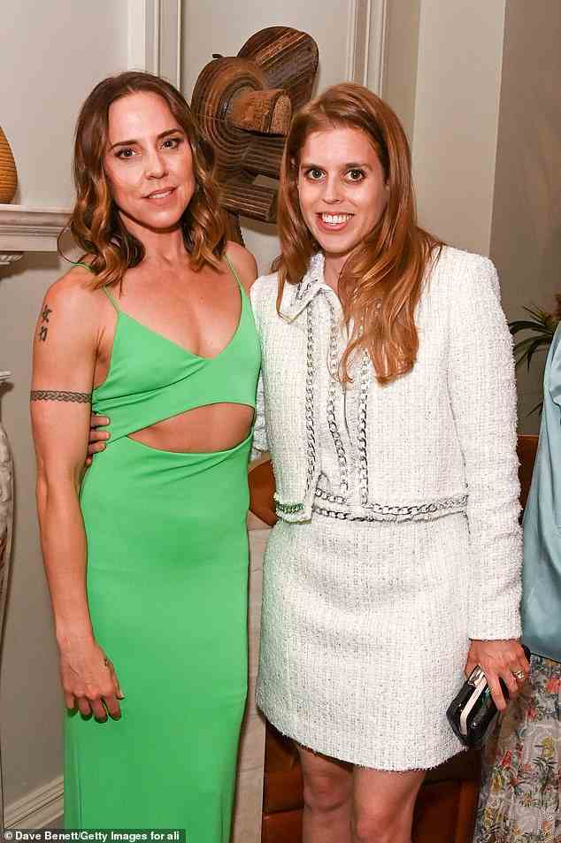 Fashionista: Mel C ließ ihre getönte Taille in einem fluoreszierenden grünen Maxikleid mit ausgeschnittenen Details aufblitzen