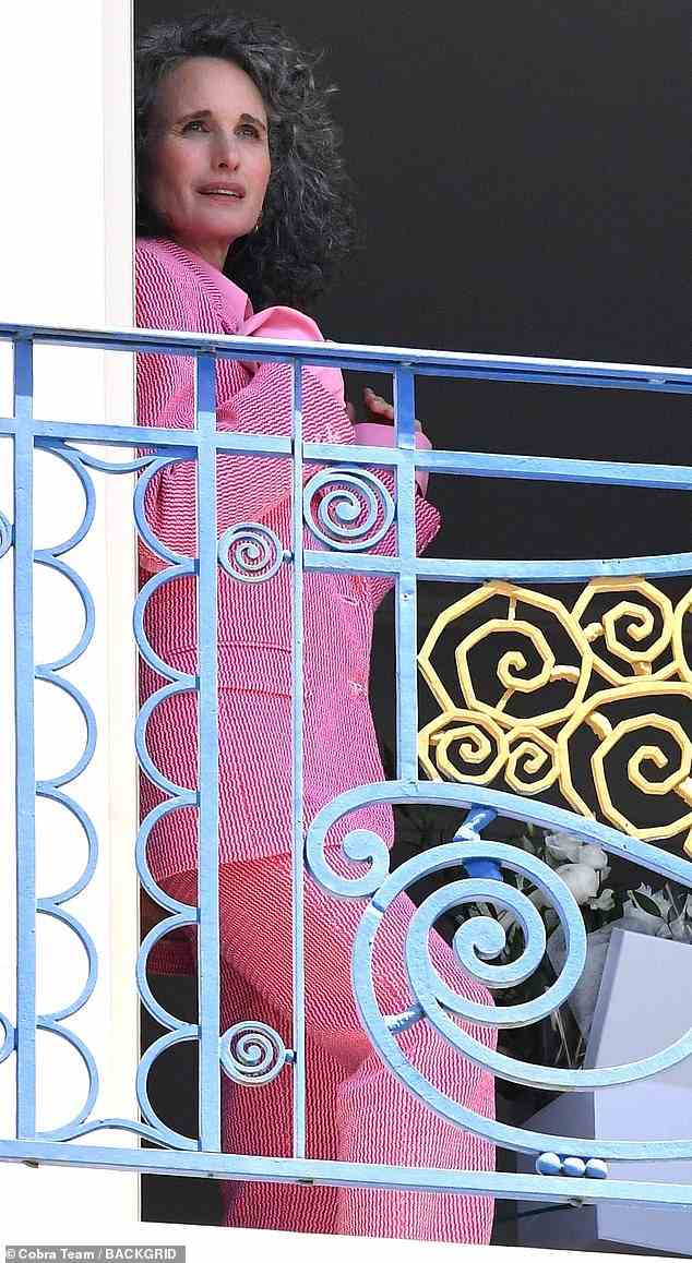 Stilvoll: An anderer Stelle im Hotel gab Andie MacDowell einen Blick auf ihr stilvolles Ensemble, als sie neben ihrem Balkon für Schnappschüsse posierte