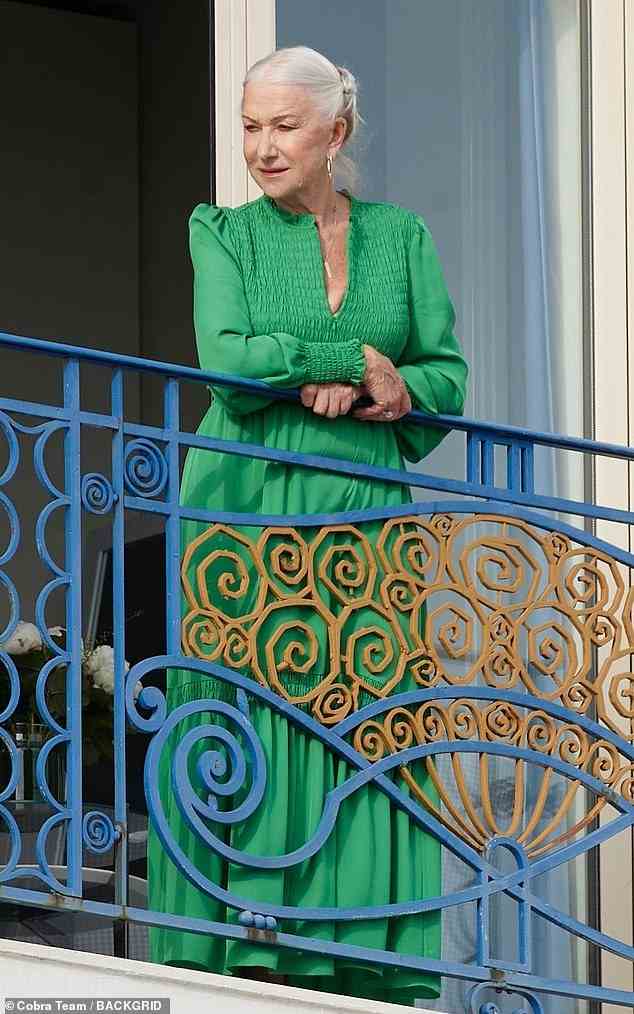 Helen im Urlaub: Dame Helen Mirren, 76, machte in einem smaragdgrünen Maxikleid eine stylische Figur, als sie am Donnerstag die Aussicht von ihrem Hotelbalkon in Cannes genoss