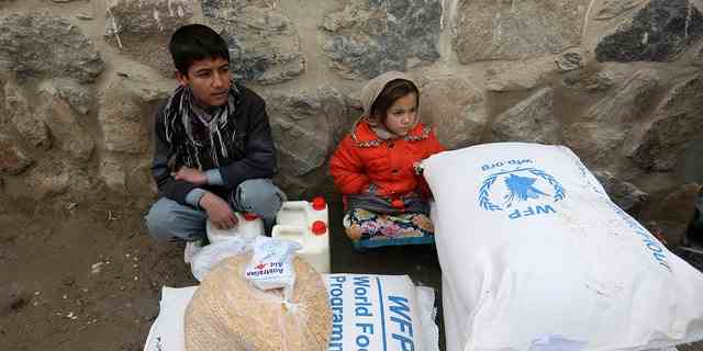 DATEI – Auf diesem Aktenfoto vom 24. Januar 2017 warten Kinder in Kabul, Afghanistan, auf den Transport, nachdem sie vom Welternährungsprogramm gespendete Lebensmittel erhalten haben.  Am Freitag, den 9. Oktober 2020, erhielt das WFP den Friedensnobelpreis 2020 für seine Bemühungen zur Bekämpfung von Hunger und Ernährungsunsicherheit auf der ganzen Welt. 