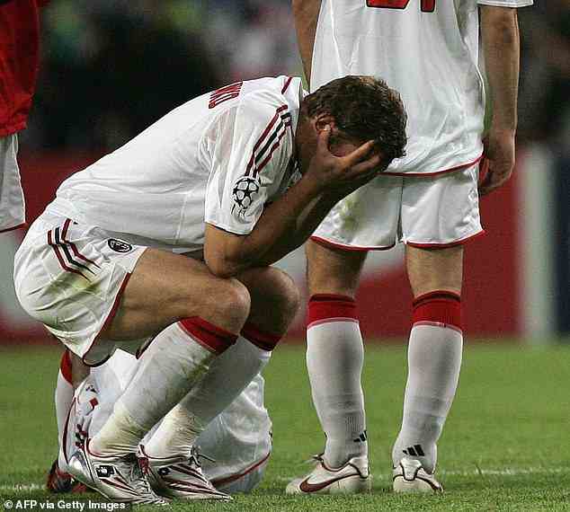 Milans Spieler waren nach ihrer herzzerreißenden Niederlage im Elfmeterschießen am Boden zerstört