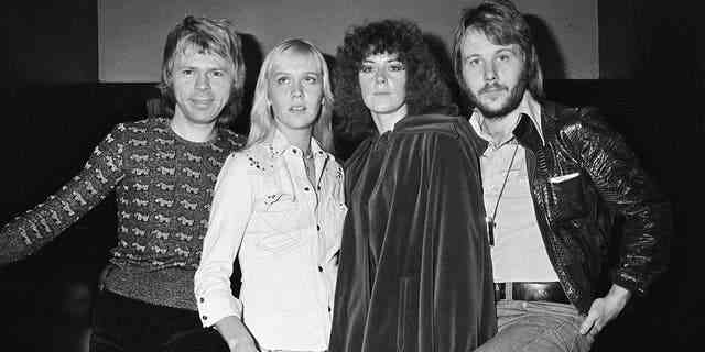 ABBA posiert für ein Gruppenfoto in Kopenhagen, Dänemark, circa 1974.