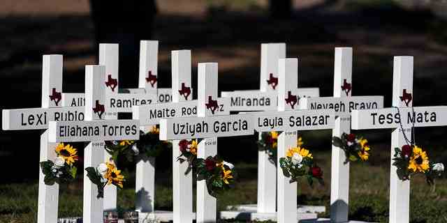 Kreuze mit den Namen der Opfer der Schießerei vom Dienstag werden am Donnerstag, den 26. Mai 2022, vor der Robb-Grundschule in Uvalde, Texas, aufgestellt. (AP Photo/Jae C. Hong)