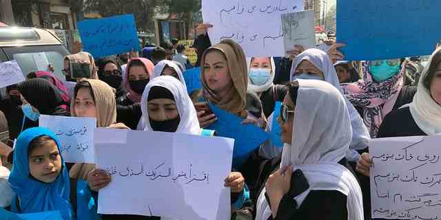 Afghanische Frauen singen und halten Protestzeichen während einer Demonstration in Kabul, Afghanistan, am 26. März.