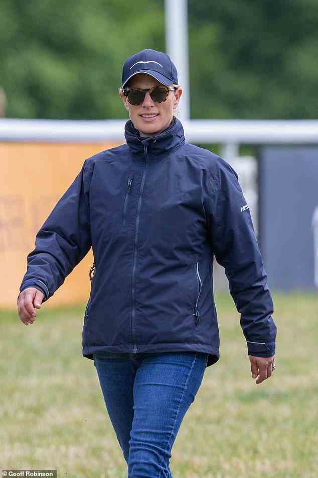 Die Enkelin der Königin, 41, eine versierte Reiterin und Olympiateilnehmerin, trug eine marineblaue Jacke und eine passende Mütze, als sie sich mit Freunden unterhielt.