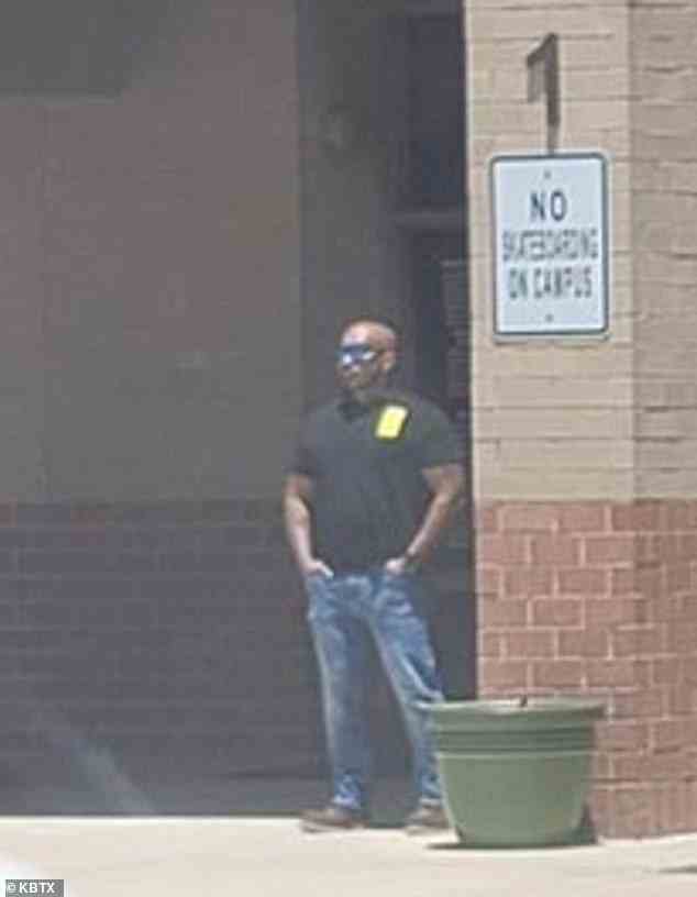 Ein Foto von Chelby, der vor der Schule steht, ist seitdem in den sozialen Medien viral geworden
