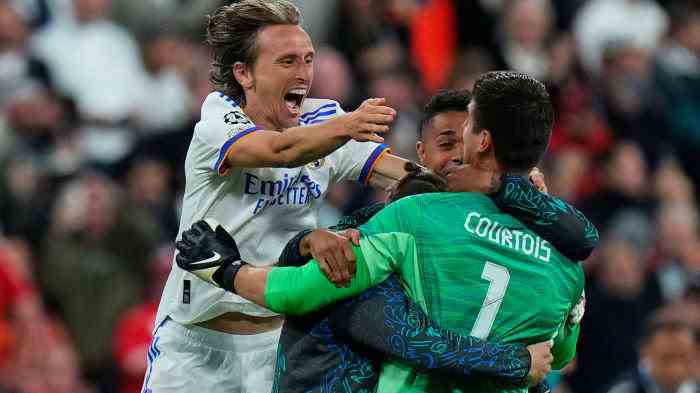 Luka Modric und Thibaut Courtois feiern den Champions-League-Titel