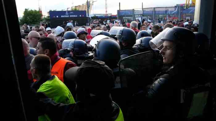 Beim Champions-League-Finale stößt die Polizei mit Fans zusammen