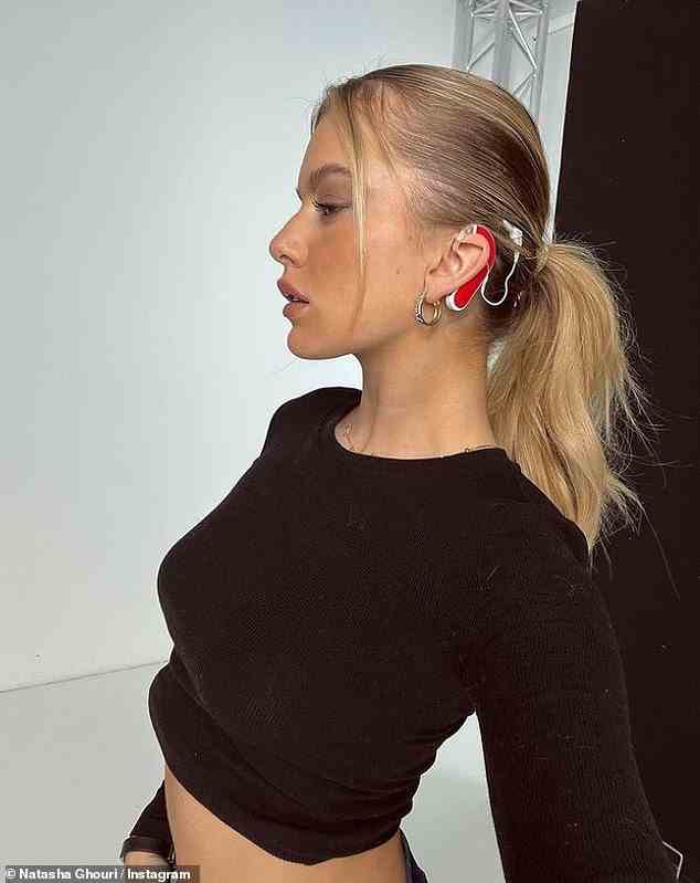Gutes Aussehen des Models: Der statuenhafte Star, der gehörlos geboren wurde, ging letztes Jahr viral, als sie ihr Cochlea-Implantat in einem Ohrring-Werbespot für die Fast-Fashion-Marke ASOS zeigte