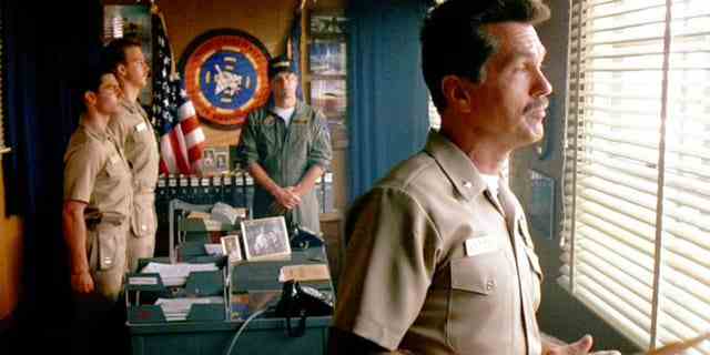 Tom Cruise als Leutnant Pete "Einzelgänger" Mitchell, Anthony Edwards als Lt. Nick "Gans" Bradshaw, Michael Ironside als Lt. Cdr.  Dick "Narr" Wetherly und Tom Skerritt als Cdr.  Mike "Viper" Metcalf im Film "Top Gun."