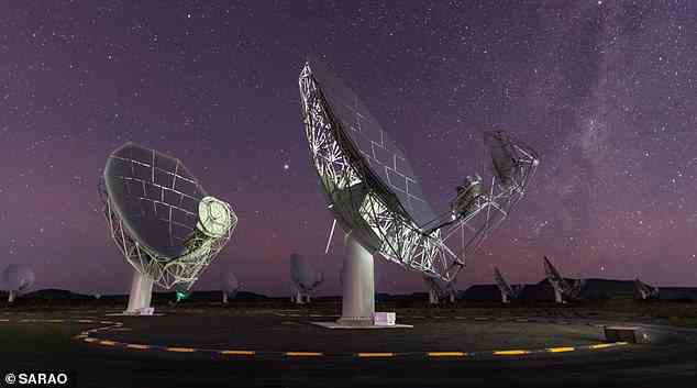 Die neuen Bilder wurden vom Radioteleskop MeerKAT des South African Radio Astronomy Observatory aufgenommen (im Bild).