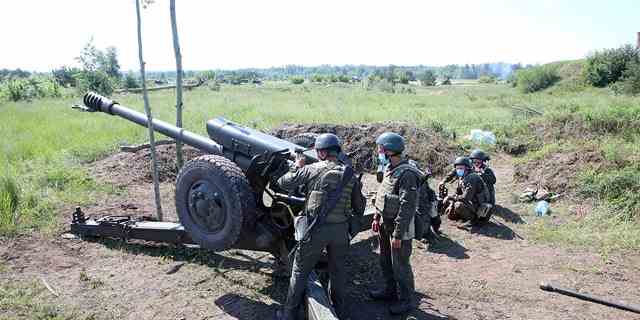 Soldaten bemannen eine Haubitze während Artillerieübungen des Östlichen Operativ-Territorialkommandos der Nationalgarde der Ukraine, Region Charkiw, Nordostukraine. 