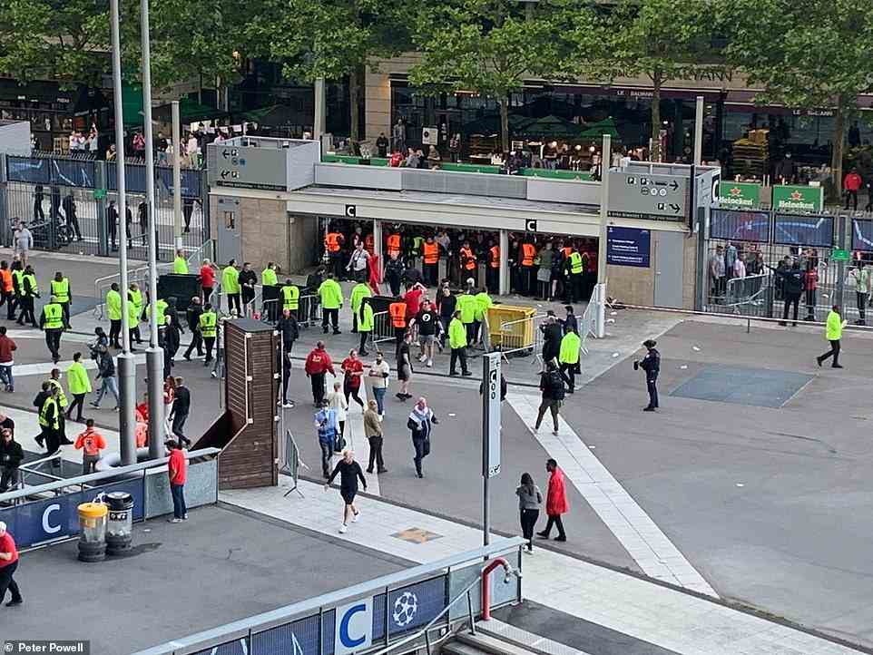 Chaotic scenes were seen outside the Stade de France as Liverpool fans battled to get into the ground ahead of kickoff