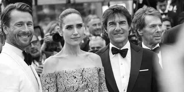 Glen Powell, Jennifer Connelly, Tom Cruise und Jerry Bruckheimer besuchen die Vorführung von "Top-Gun: Maverick" bei den Filmfestspielen von Cannes.