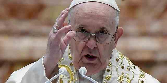 Papst Franziskus erteilt seinen Segen Urbi et Orbi, nachdem er am Sonntag, dem 4. April 2021, während der COVID-19-Coronavirus-Pandemie die Ostermesse im Petersdom im Vatikan gefeiert hat.