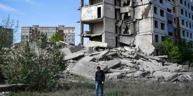 Ein Anwohner geht neben einem Haus, das bei einem russischen Beschuss in Kramatorsk, Ukraine, zerstört wurde, Mittwoch, 25. Mai 2022. 