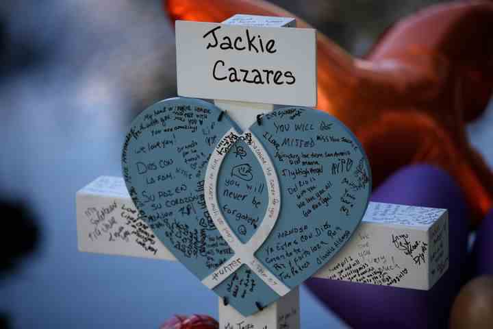 Ein Jackie Cazares gewidmetes Kreuz steht an einer Gedenkstätte für die Opfer, die am 27. Mai 2022 in der Robb Elementary School in Uvalde, Texas, bei einer Schießerei getötet wurden. 