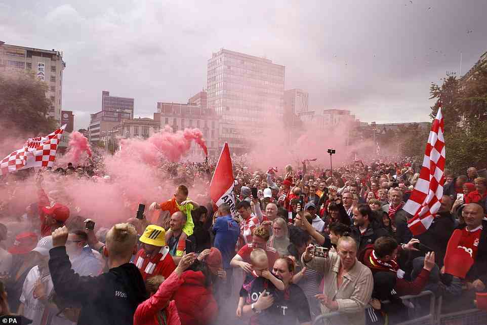 Roter Rauch erfüllte die Luft, als Fans in den rot-weißen Farben des Clubs ihre längst überfällige Rückkehr in die erste Spielklasse feierten