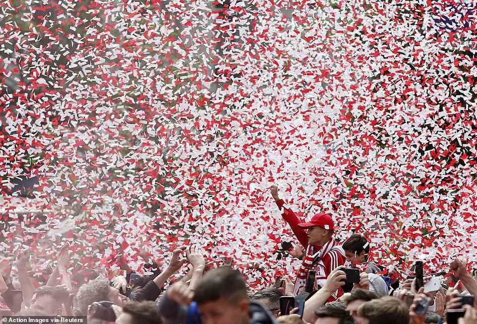 Rot-weißes Konfetti wird freigesetzt, während Tausende von Forest-Fans ihre lang erwartete Rückkehr in den Spitzenfußball feiern