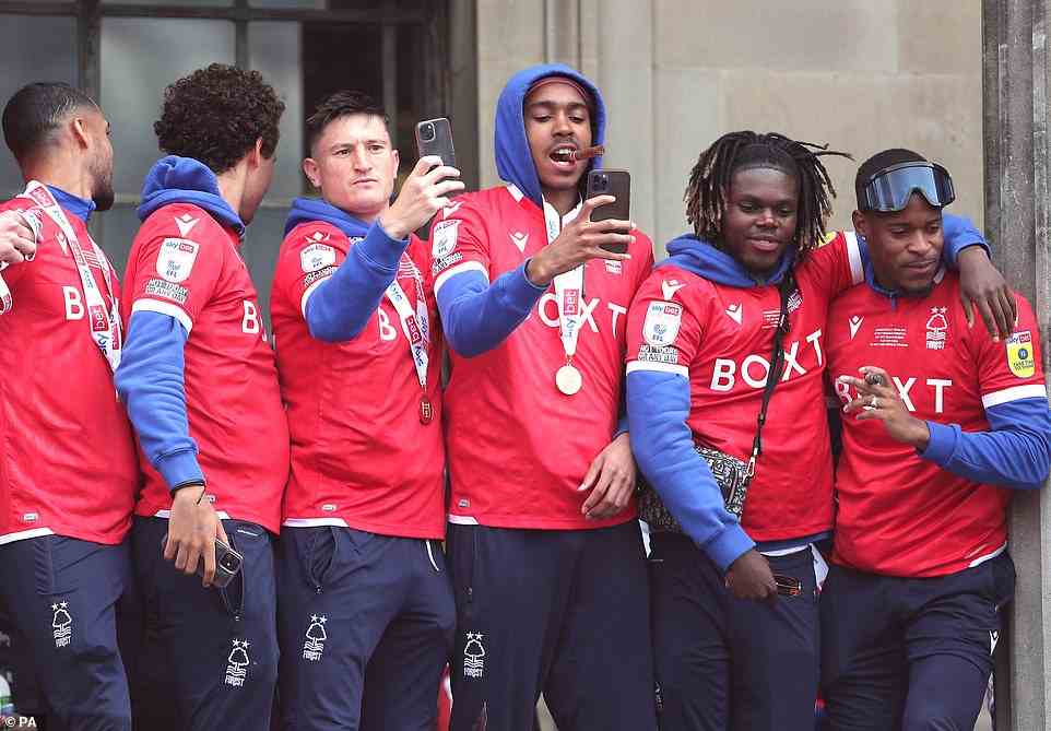 Gaetan Bong und seine Teamkollegen genießen die Siegesfeier von Forest, nachdem sie in die Premier League aufgestiegen sind