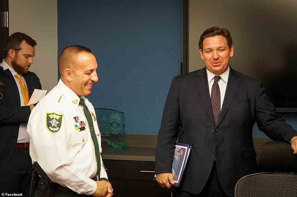Lee County Sheriff Marceno im Bild mit dem Gouverneur von Florida, Ron DeSantis, am 23. Mai