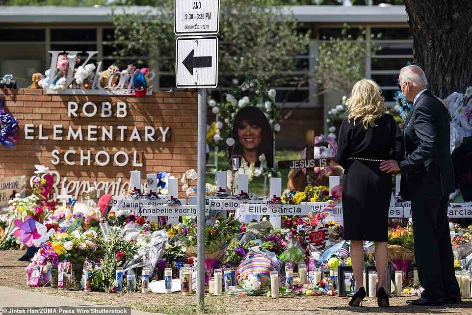 US-Präsident Joe Biden und First Lady Jill Biden besuchen eine Gedenkstätte vor der Robb Elementary School und legen Blumen nieder