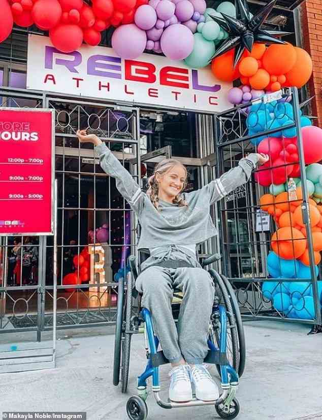 Jetzt ist sie zu Hause, macht aber noch Therapie.  Sie kann nicht laufen und benutzt einen Rollstuhl, um sich fortzubewegen, aber sie hat kürzlich beschlossen, dass sie es für das Cheerleader-Team ihrer Schule versuchen möchte