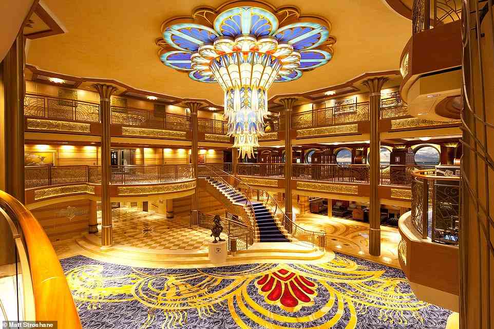 Oben ist das Disney Dream Atrium.  Das Kreuzfahrtschiff ist eines von vier Disney-Schiffen, ein fünftes wird diesen Sommer erwartet