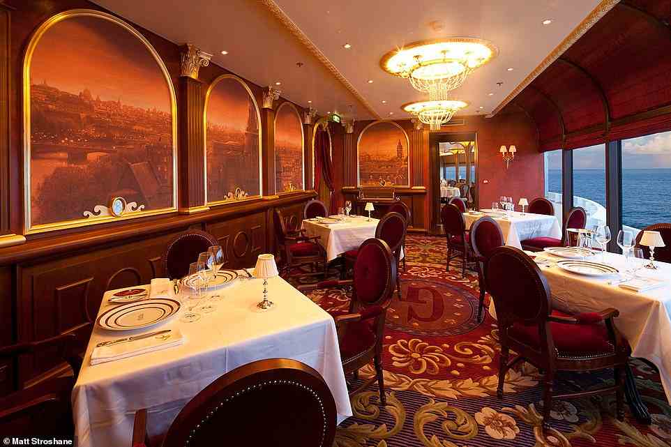 Oben befindet sich das französisch inspirierte Restaurant Remy, in dem die Gäste einen tadellosen Service mit weißen Handschuhen und eine erlesene Weinkarte genießen