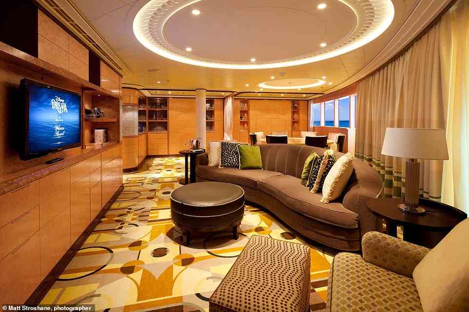 Abgebildet ist die Roy O Disney Suite – eine von zwei „königlichen Suiten“ an Bord.  Laut Siobhan hat die Art-déco-Eleganz des Kreuzfahrtschiffs einen „eindeutigen Disney-Twist“.