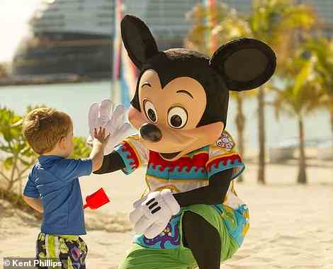 Laut Siobhan streift Micky Maus in einem bunten Hemd im Hawaii-Stil durch Castaway Cay, als würde sie überprüfen, ob bei Jung (und Alt) alles in Ordnung ist.