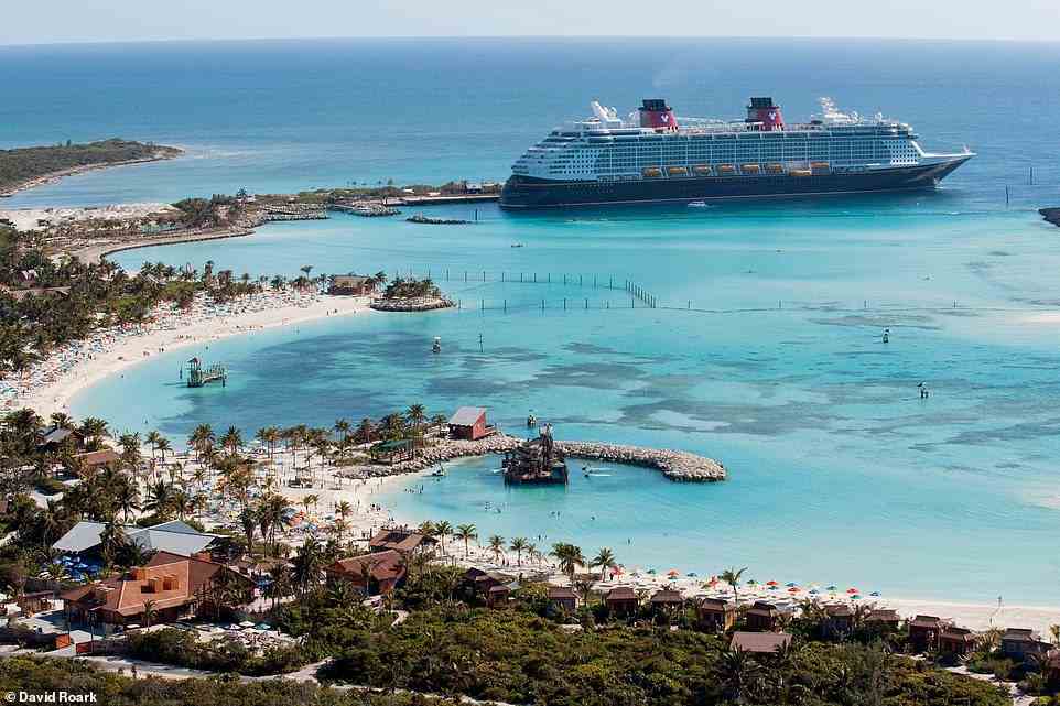Oben ist Disney Dream in Castaway Cay angedockt.  Ursprünglich als Gorda Cay bekannt, wurde die Insel 1998 in Disneys Privatinsel umgewandelt