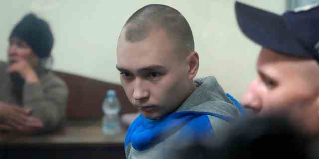 Sergeant der russischen Armee  Vadim Shishimarin, 21, wird am Mittwoch, den 18. Mai, während einer Gerichtsverhandlung in Kiew, Ukraine, hinter einer Glasscheibe gesehen. Er wurde wegen Mordes an einem unbewaffneten Zivilisten zu lebenslanger Haft verurteilt.