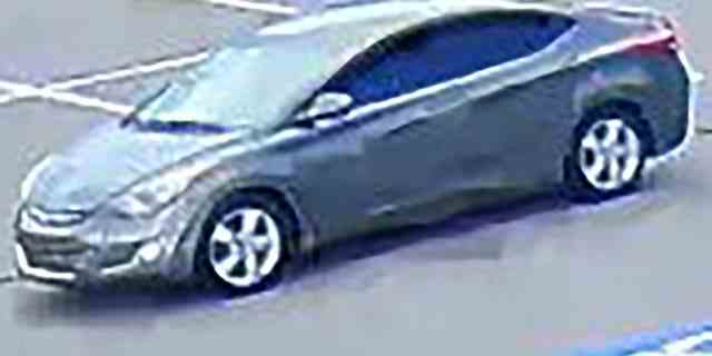 Die Behörden von North Carolina veröffentlichten ein Standbild aus einem Überwachungsvideo, das das Fahrzeug des Verdächtigen zeigt, der einen Molotow-Cocktail schleudert. 