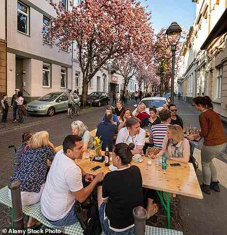Bonn hat eine aufstrebende Food-Szene.  Abgebildet ist ein Straßencafé in der Heerstraße im Zentrum der Stadt