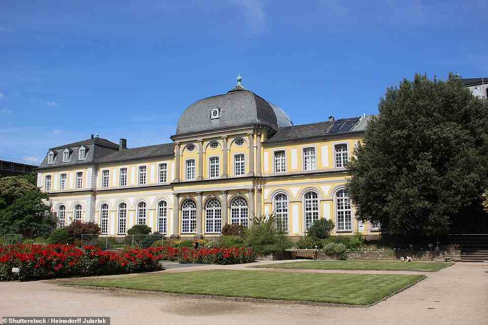 Im Inneren des Botanischen Gartens finden Sie das abgebildete Poppelsdorfer Schloss, eine barocke Schönheit, die heute der Universität der Stadt gehört