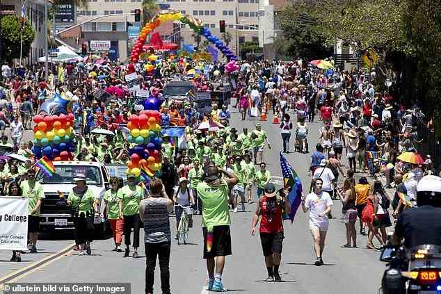 Die WHO sagt, Pride-Paraden sollten wie gewohnt stattfinden.  Abgebildet sind Menschen, die Pride in San Diego, Kalifornien, feiern