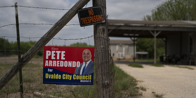 Ein Wahlkampfschild für Pete Arredondo, den Polizeichef des Uvalde Consolidated Independent School District, ist am Montag, den 30. Mai in Uvalde, Texas, zu sehen. Arredondo war während der Schießerei der Kommandant vor Ort, sagen Beamte.